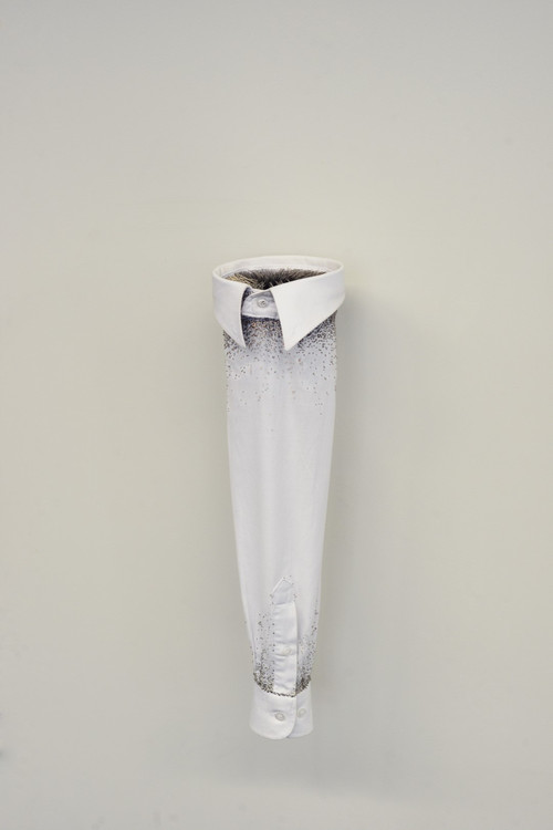 Floryan Varennes, Réminiscence, 2013 - Col et manche de chemise blanche, épingles de couture, 60 x 80 cm - Agrandir l'image, .JPG 126Ko (fenêtre modale)