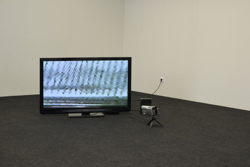 Jean-Loup Faurat, Feedbacker, 2014 - Téléviseur, camescope Hi8, enceintes, splitter vidéo, câbles, dimensions variables - Agrandir l'image, .JPG 225Ko (fenêtre modale)