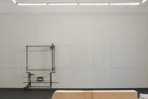 Samuel Payet, Sans titre 5, 2014 - Acier, moteur 12 volts, caoutchouc, bois, batteries, câbles, craie, dimensions variables - Agrandir l'image, .JPG 161Ko (fenêtre modale)