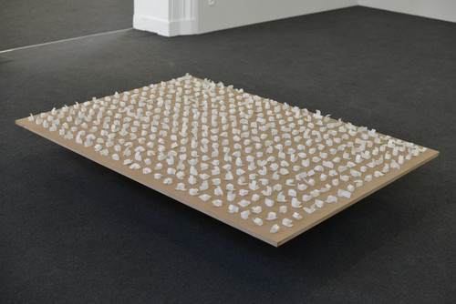 Elvia Teotski, Pas levés (Unleavened Open Cubes), 2013 - 408 variations du cube ouvert en papier azyme, médium, 185 x 133 cm - Agrandir l'image, .JPG 320Ko (fenêtre modale)