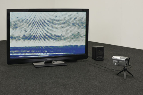 Jean-Loup Faurat, Feedbacker, 2014 - Téléviseur, camescope Hi8, enceintes, splitter vidéo, câbles, dimensions variables - Agrandir l'image, .JPG 349Ko (fenêtre modale)