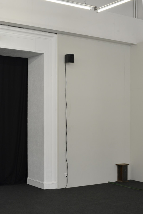 Axelle Rossini, 2 verticales, 2012 - Pièce sonore, mono, boucle : 2 min 47 Lecteur, 1 enceinte installée sur le mur en hauteur, dimensions variables - Agrandir l'image, .JPG 163Ko (fenêtre modale)