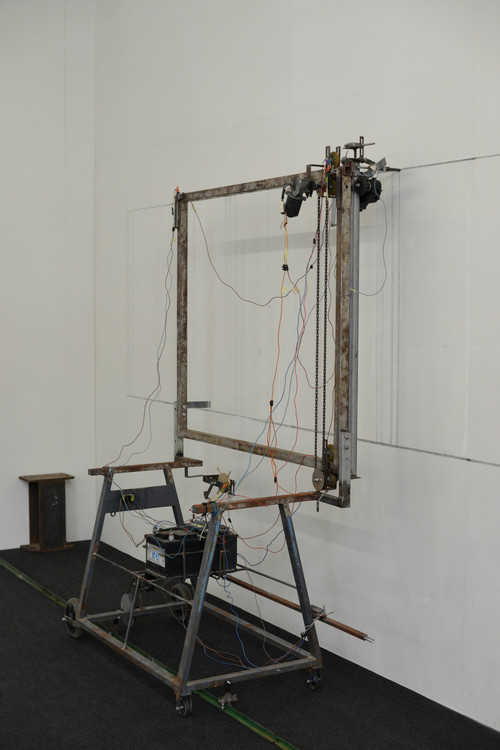 Samuel Payet, Sans titre 5, 2014 - Acier, moteur 12 volts, caoutchouc, bois, batteries, câbles, craie, dimensions variables - Agrandir l'image, .JPG 232Ko (fenêtre modale)