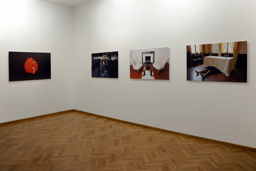 Asmaa Betit - Dissimulation, 2013 - série de photographies couleur, tirage sur papier contrecollé sur Dibond, 110 x 80 cm chacune - Agrandir l'image, .JPG 15.8Mo (fenêtre modale)