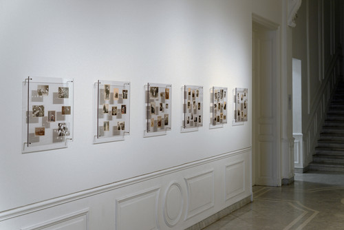 Géraldine Martin - Les anonymes, 2010 - 6 ensembles de photographies trouées sous plexiglas, 50 x 50 cm chacun - Agrandir l'image, .JPG 17.5Mo (fenêtre modale)