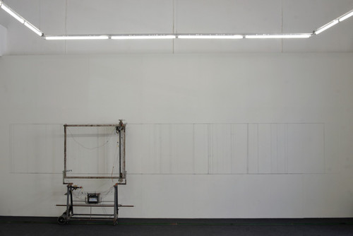 Samuel Payet, Sans titre 5, 2014 - Acier, moteur 12 volts, caoutchouc, bois, batteries, câbles, craie, dimensions variables - Agrandir l'image, .JPG 142Ko (fenêtre modale)