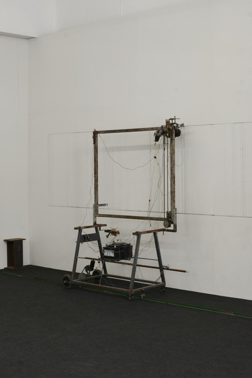 Samuel Payet, Sans titre 5, 2014 - Acier, moteur 12 volts, caoutchouc, bois, batteries, câbles, craie, dimensions variables - Agrandir l'image, .JPG 181Ko (fenêtre modale)