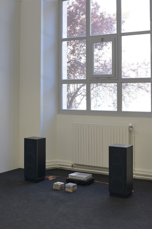 Jean-Loup Faurat, Stretched Records, 2014-2015 - Collection de singles étirés, lecteur de CD, amplificateur, enceintes, câbles, dimensions variables - Agrandir l'image, .JPG 285Ko (fenêtre modale)