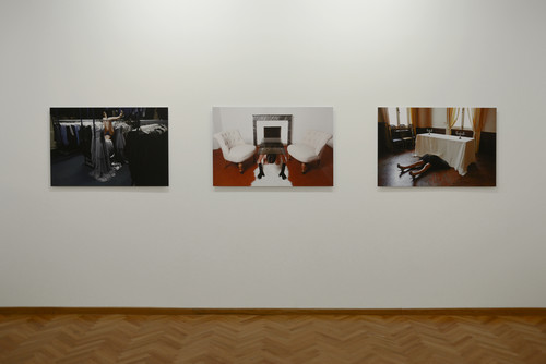 Asmaa Betit - Dissimulation, 2013 - série de photographies couleur, tirage sur papier contrecollé sur Dibond, 110 x 80 cm chacune - Agrandir l'image, .JPG 13.2Mo (fenêtre modale)