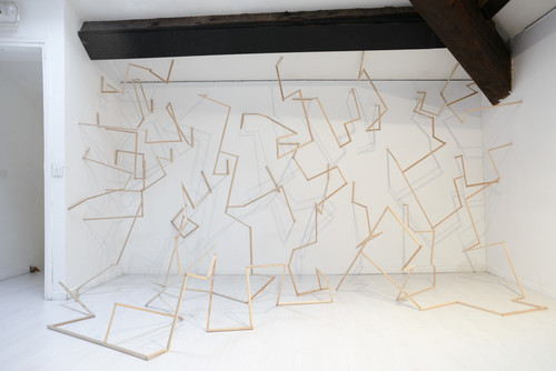 Sophie Pellegrino, Evolutives Lines, 2013, installation, tasseaux, dimensions variables - Agrandir l'image, .JPG 14.1Mo (fenêtre modale)