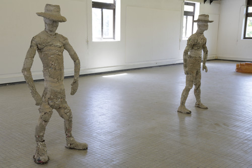 Nicolas Boulet, Cow-boy process, 2016, Béton armé, journaux, scotch, 1m80, statut évolutif   - Agrandir l'image, .JPG 5.0Mo (fenêtre modale)