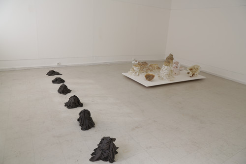 Caroline Mary, Terres Plissées, 2015, Grès noir, Dimensions variables - Agrandir l'image, .JPG 3.4Mo (fenêtre modale)