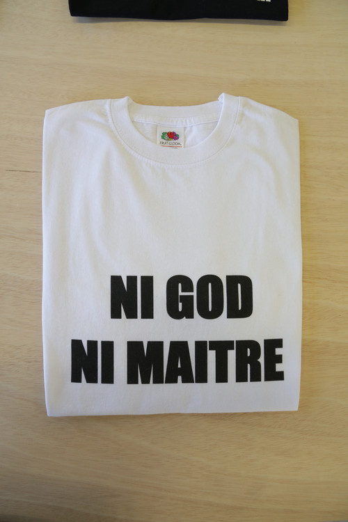 Charlotte Wojciechowski. Ni God Ni Maître - Tee-shirt blanc Flocké -Typographie impact noir  - Agrandir l'image, .JPG 5.5Mo (fenêtre modale)