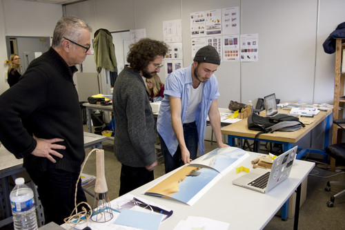 L'enseignant Pascal Simonet, l'artiste Joseph Dadoune et un étudiant de 3e année Design - Agrandir l'image, .JPG 6.5Mo (fenêtre modale)