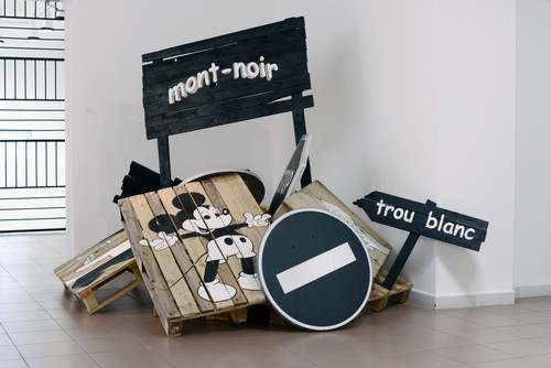 Jérémie Dramard, Mont noir, 2012, acrylique sur bois et métal, dimensions variables - Agrandir l'image, .JPG 14.8Mo (fenêtre modale)