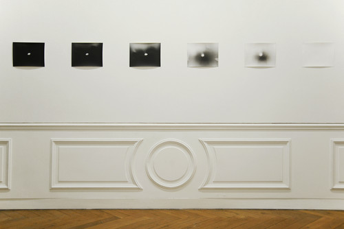 Lucie Béguin, Sans titre, 2013, série de photographies noir et blanc, tirages sur papier argentique, 24 x 30 cm chacun - Agrandir l'image, .JPG 1.1Mo (fenêtre modale)