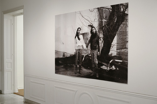 Asmaa Betit, Donia et moi, 2010, photographie noir et blanc, impression sur papier, collage - Agrandir l'image, .JPG 1.1Mo (fenêtre modale)